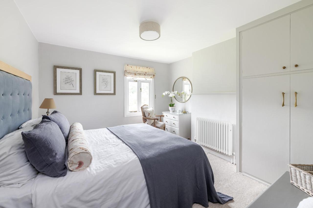 Holiday home Brooks' View - Romantic Escape With Picturesque Riverside Gardens In