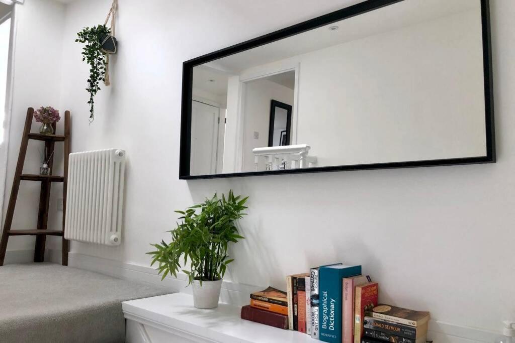 Ideally Located 2 Bedroom Luxury Apartment Bath