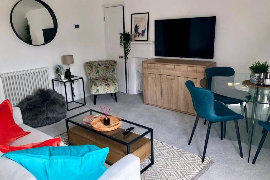 Ideally Located 2 Bedroom Luxury * Bath