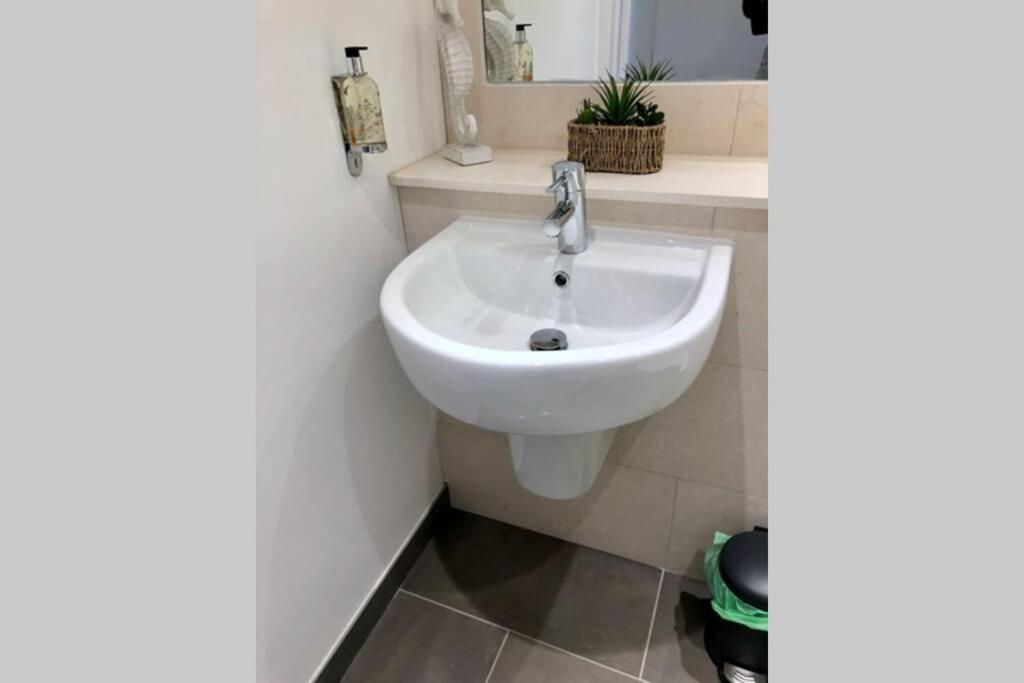 Ideally Located 2 Bedroom Luxury Apartment Bath