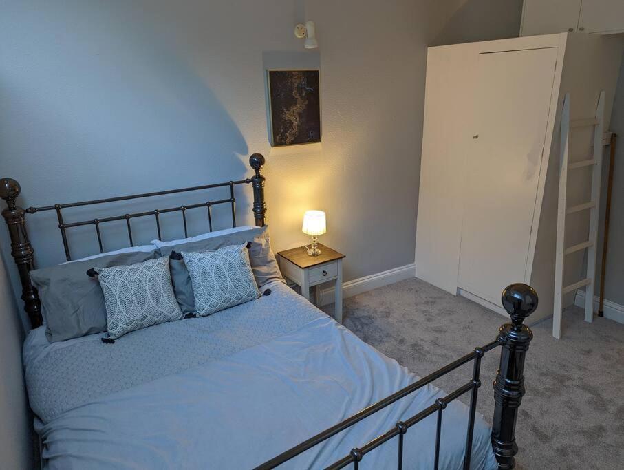 Gorgeous Cosy Flat With Free Parking And Garden Apartment