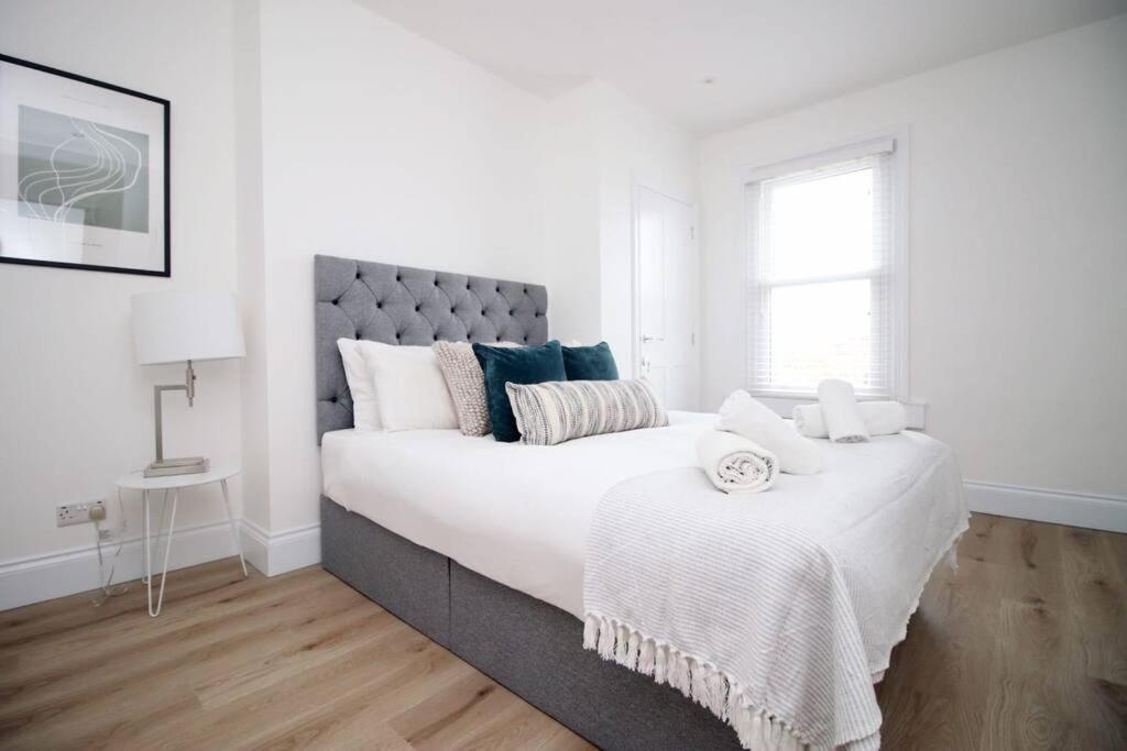 Apartment Station Road By Mia Living Stunning Modern 4 Bedroom House Free Onstreet Parking *