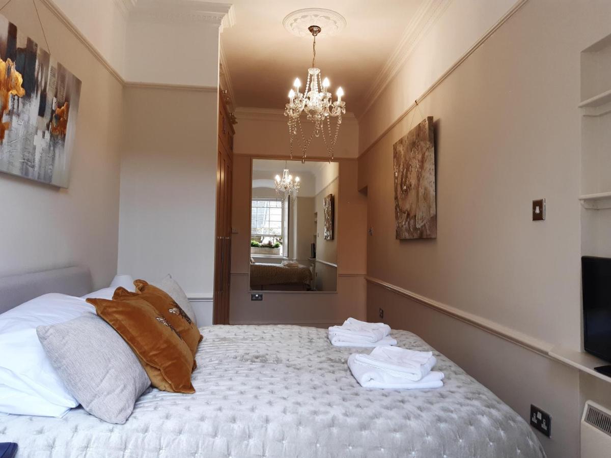 Royal Crescent Courtyard Apartment