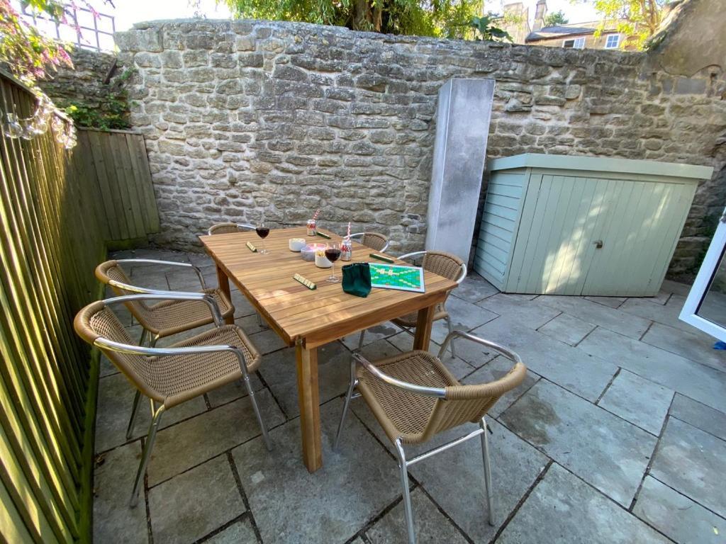 Burgess Yard 2-bedroom Cottage, Holiday home