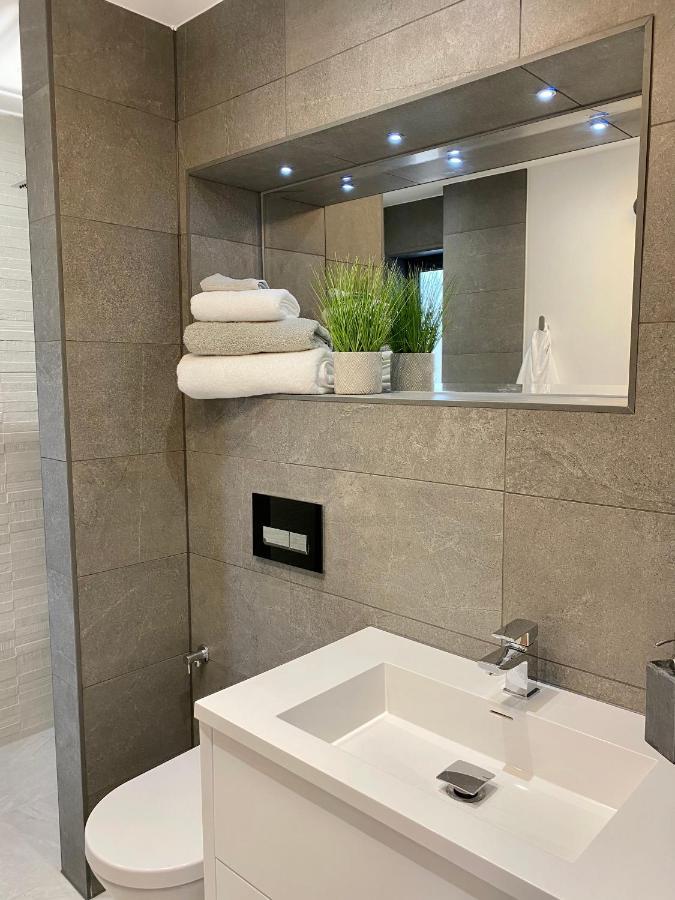 Stunning Modern Set In Beautiful Grounds. Bath