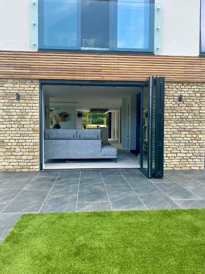 Stunning Modern Set In Beautiful Grounds.