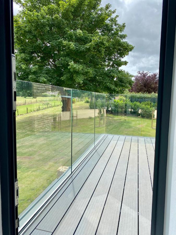 Stunning Modern Set In Beautiful Grounds.
