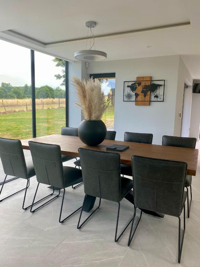 Stunning Modern Set In Beautiful Grounds.