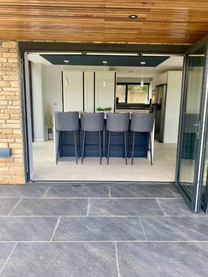 Stunning Modern Set In Beautiful Grounds. *