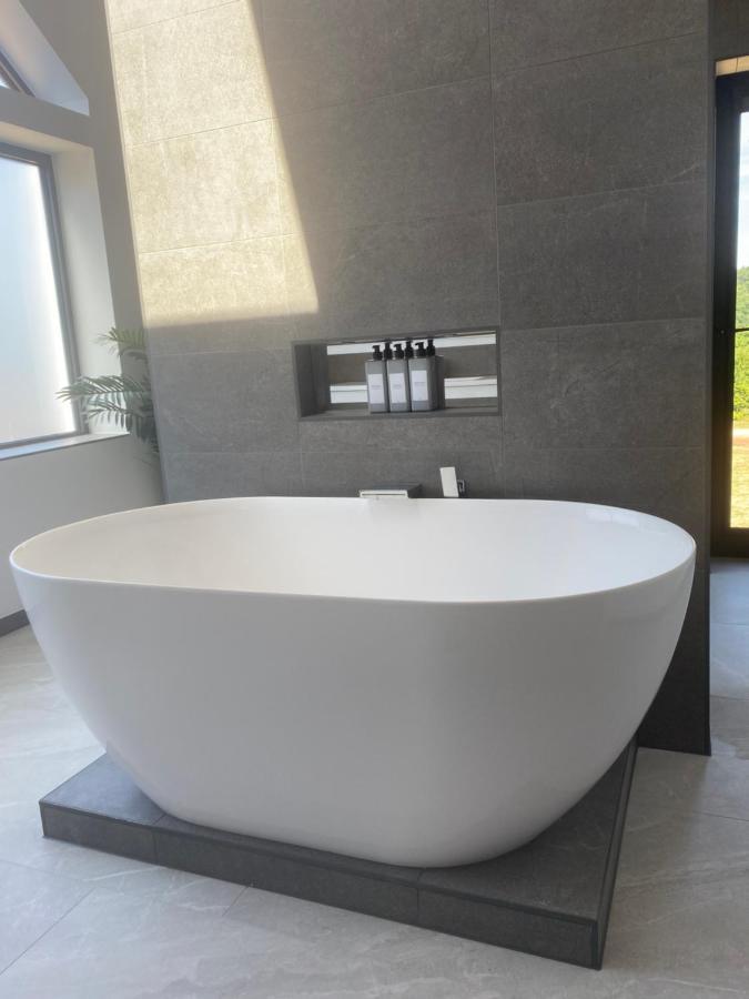 Stunning Modern Set In Beautiful Grounds. Bath