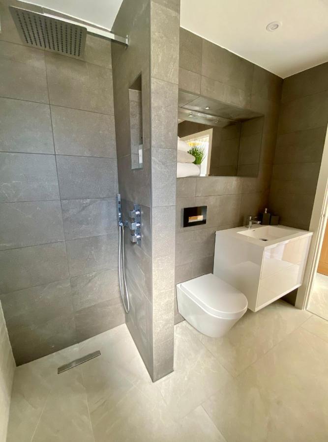 Stunning Modern Set In Beautiful Grounds. Holiday home Bath
