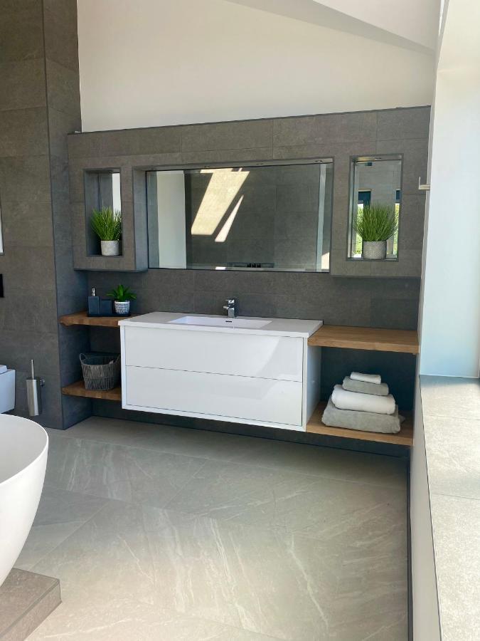 Stunning Modern Set In Beautiful Grounds. Holiday home Bath