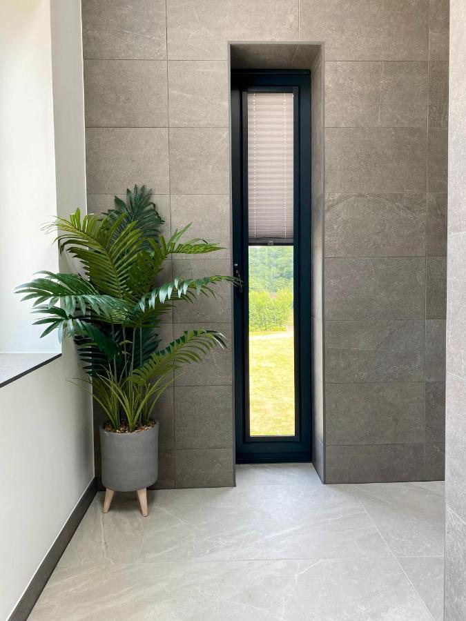 Holiday home Stunning Modern Set In Beautiful Grounds. *