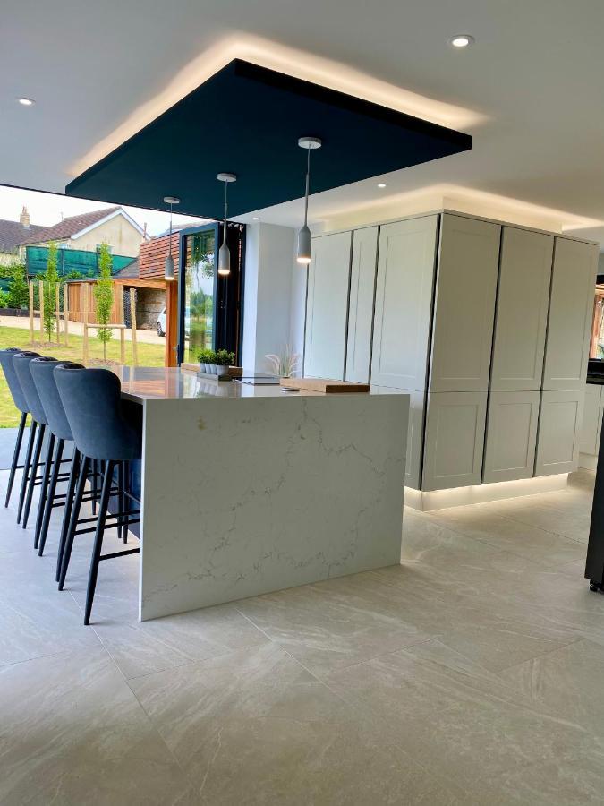 Stunning Modern Set In Beautiful Grounds.