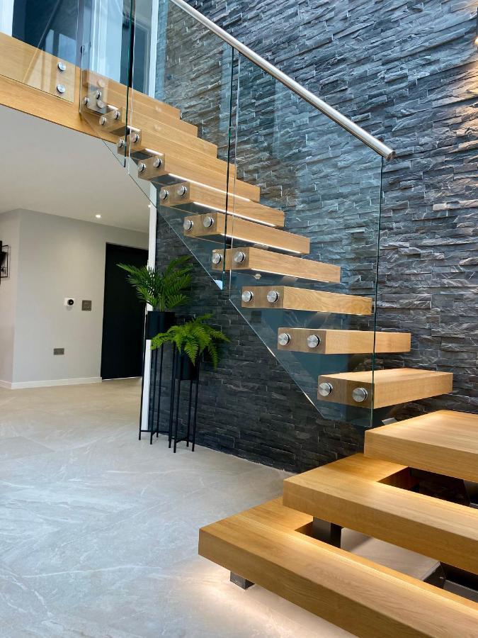 Holiday home Stunning Modern Set In Beautiful Grounds. *