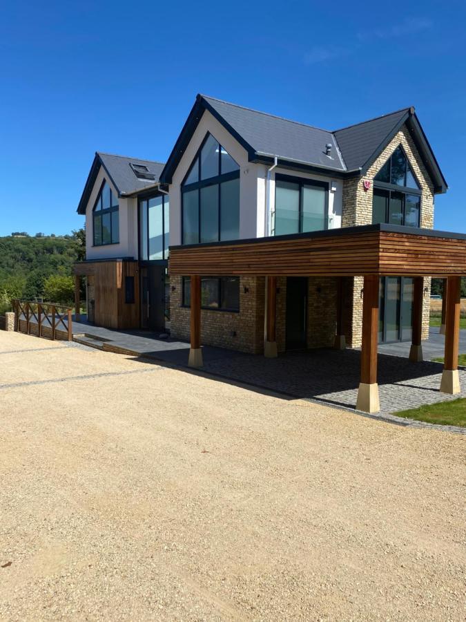 Stunning Modern Set In Beautiful Grounds. Holiday home
