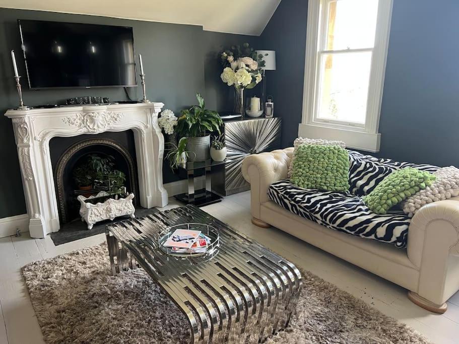 Beautiful 2 Bed In - Free Onsite Parking * Bath