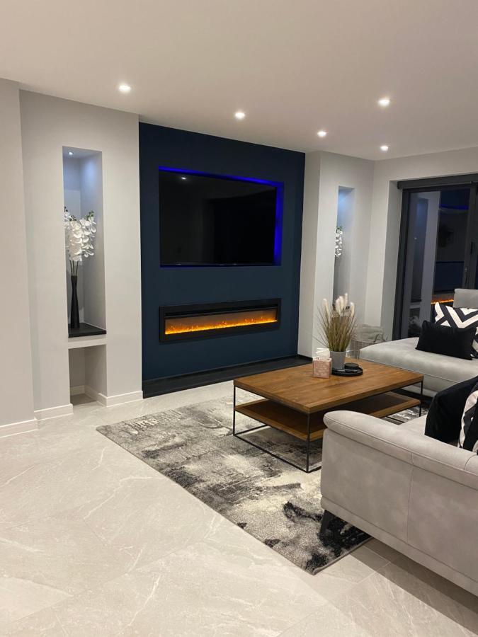 Stunning Modern Set In Beautiful Grounds.