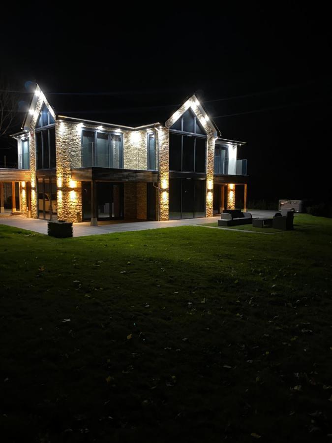 Stunning Modern Set In Beautiful Grounds. Holiday home *
