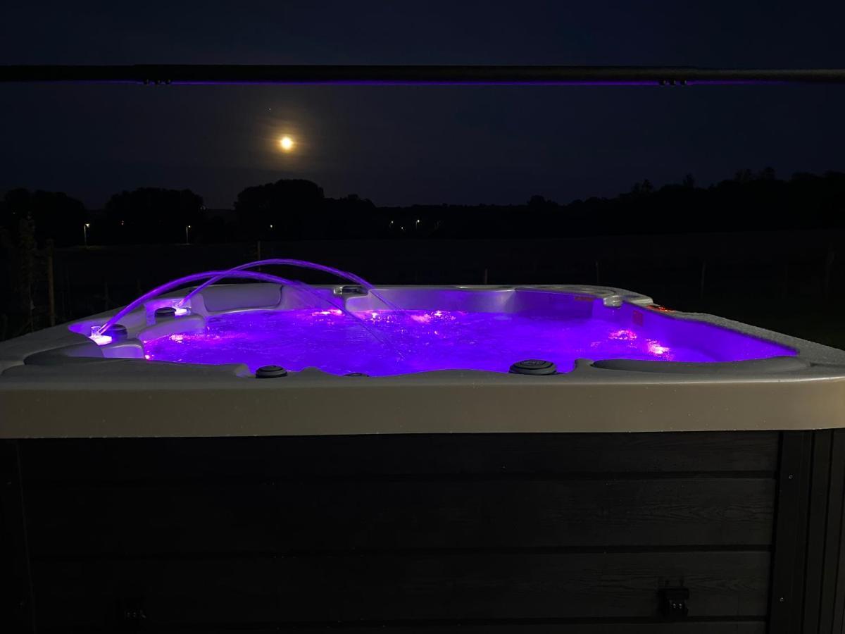 Stunning Modern Set In Beautiful Grounds. * Bath