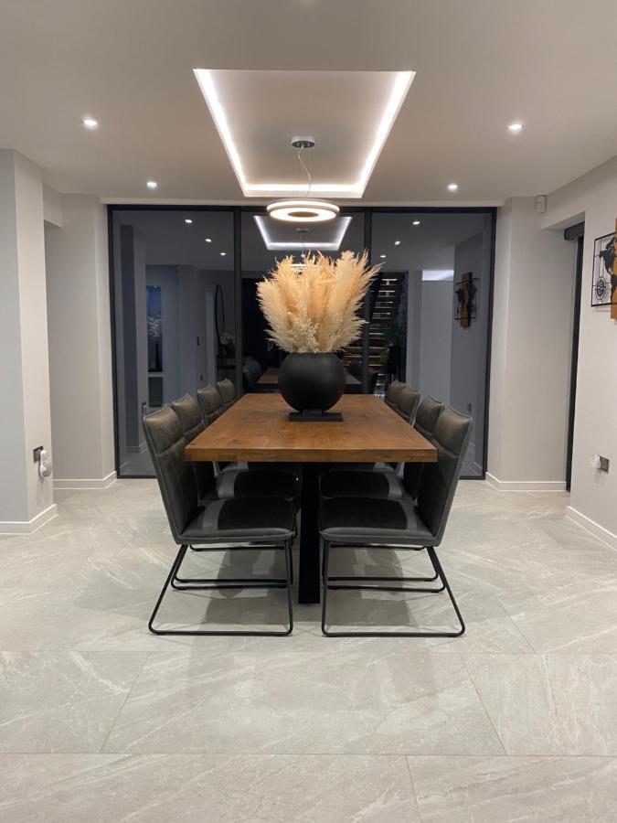 Stunning Modern Set In Beautiful Grounds. Holiday home