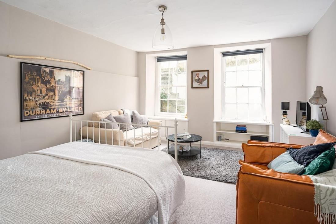 Stunning Basement Flat In Central Location *