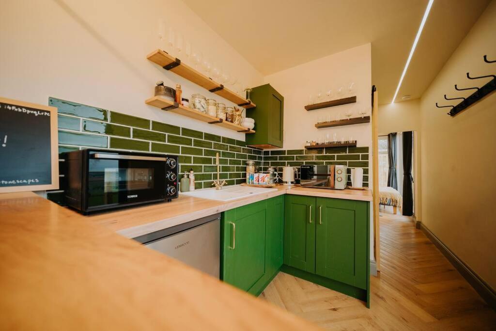Lodge Newton Escapes Luxury Container