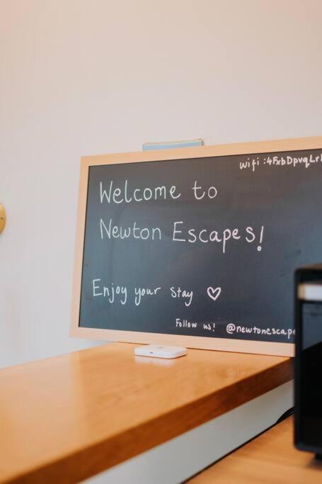 Newton Escapes Luxury Container * Bath