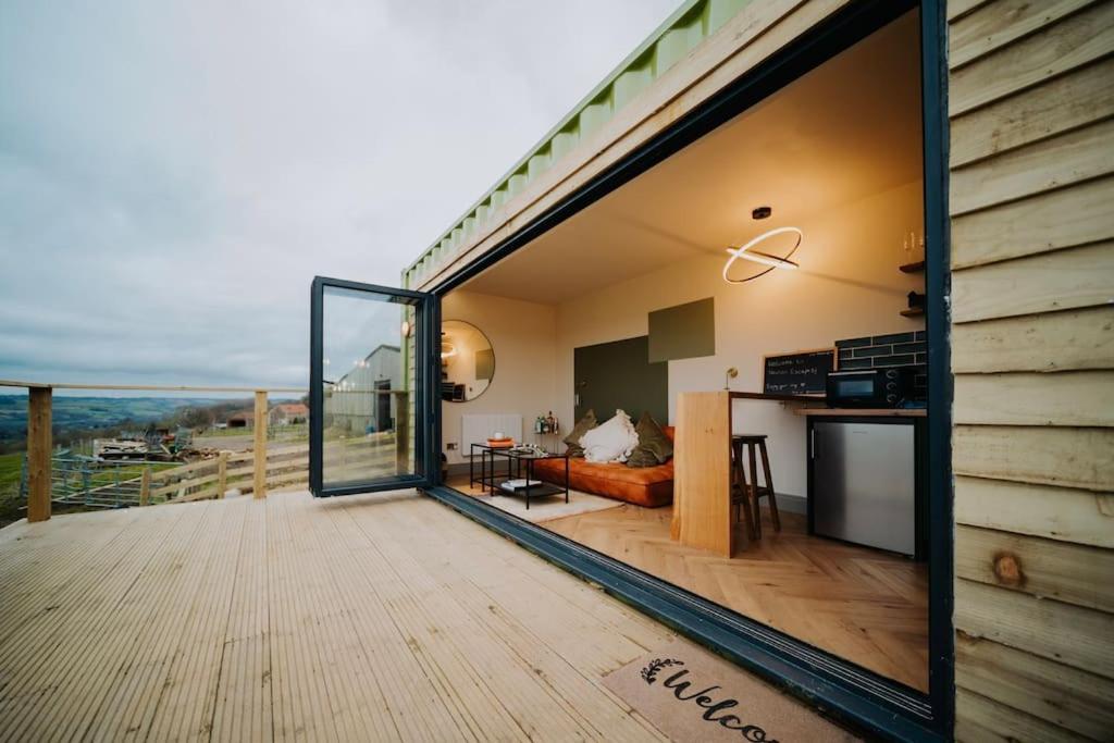 Lodge Newton Escapes Luxury Container