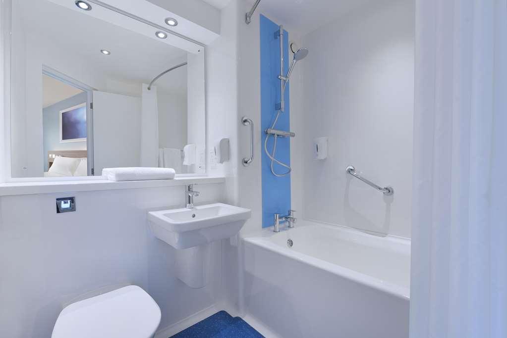 Travelodge Waterside Hotel 2*