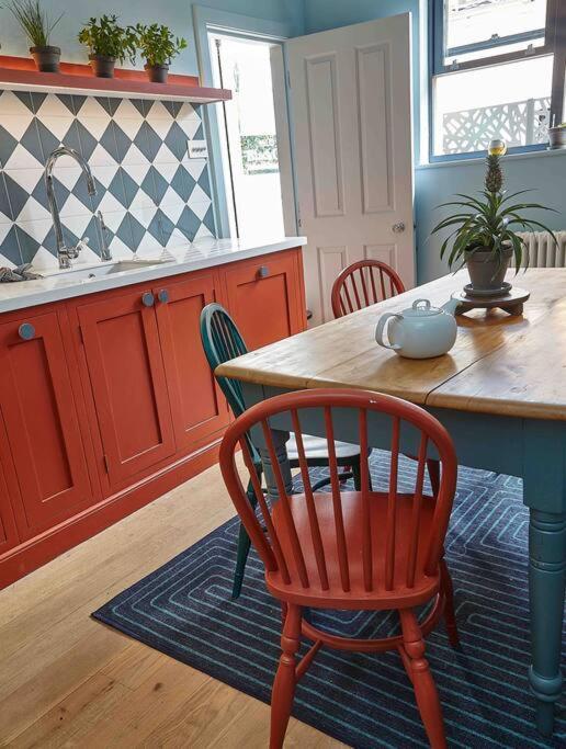 The Lark - High Style By The Baths Holiday home