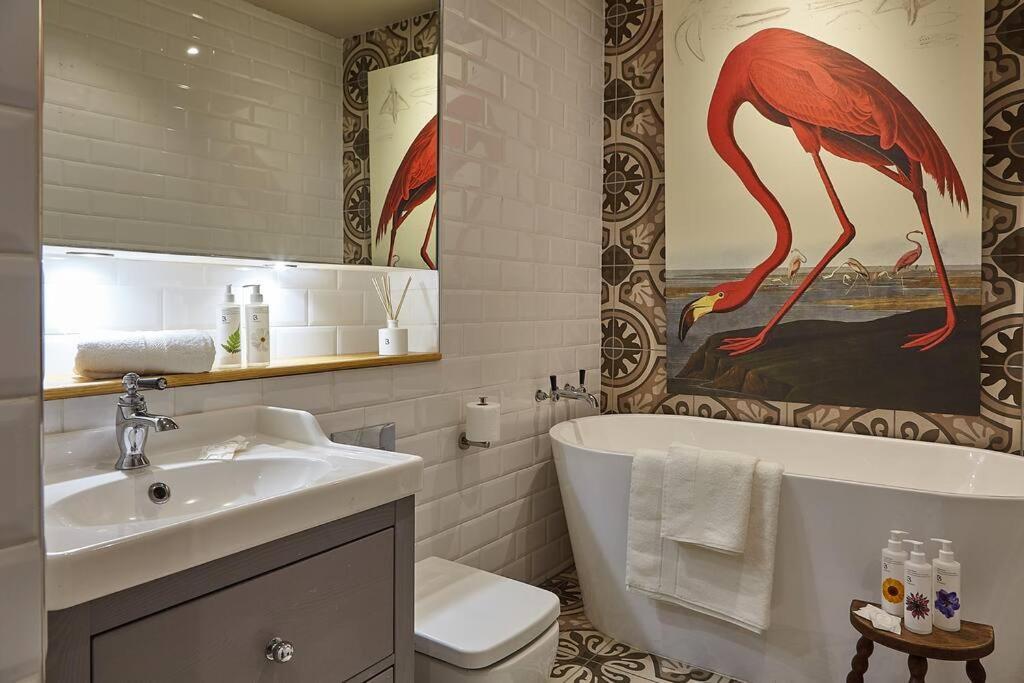 The Lark - High Style By The Baths Holiday home