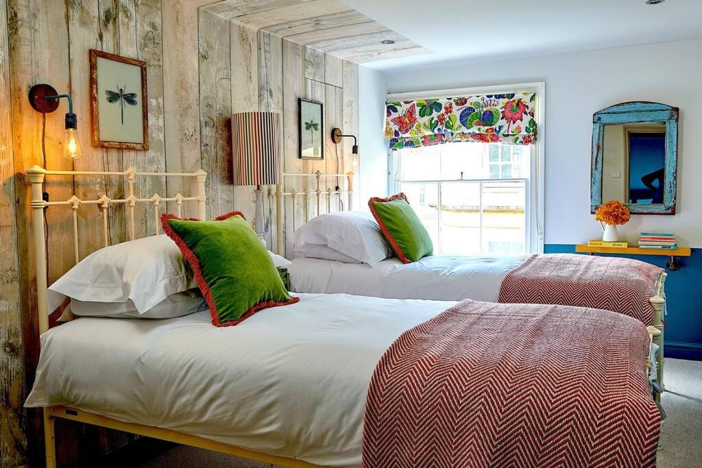 The Lark - High Style By The Baths Holiday home