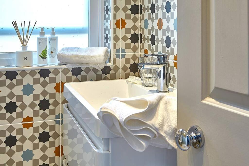 The Lark - High Style By The Baths *