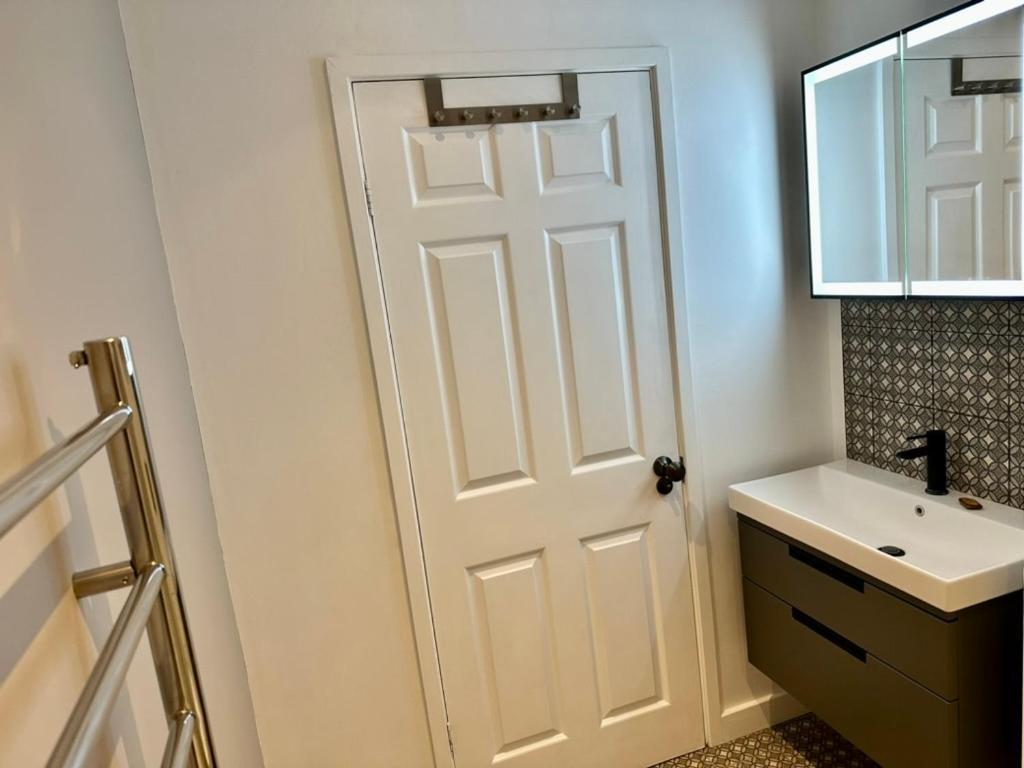 The Retreat, Luxury In With Parking Bath