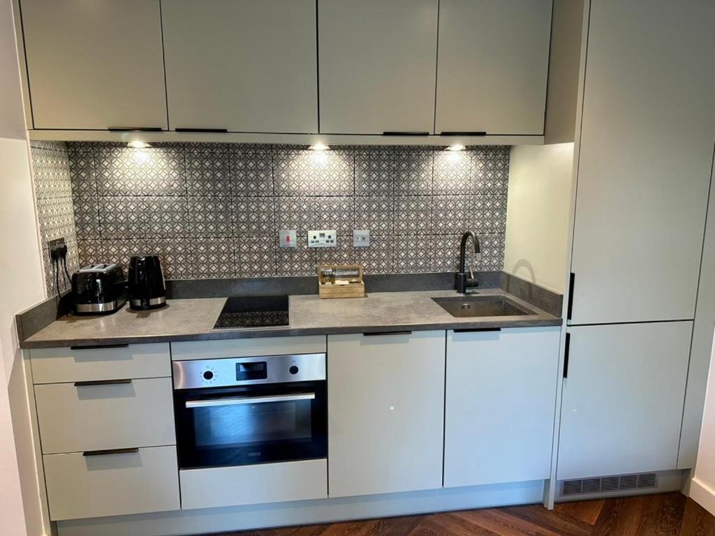 The Retreat, Luxury In With Parking Homestay *