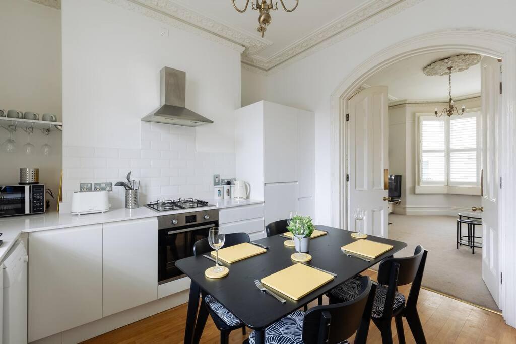Stylish Period Maisonette Flat In Centre Of Apartment *