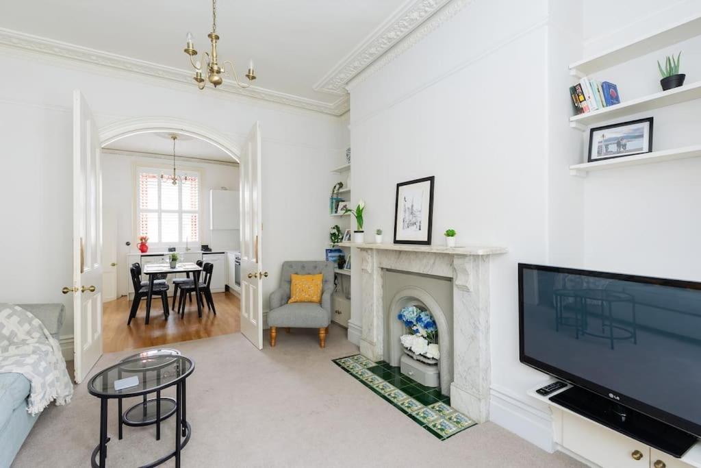Stylish Period Maisonette Flat In Centre Of Apartment