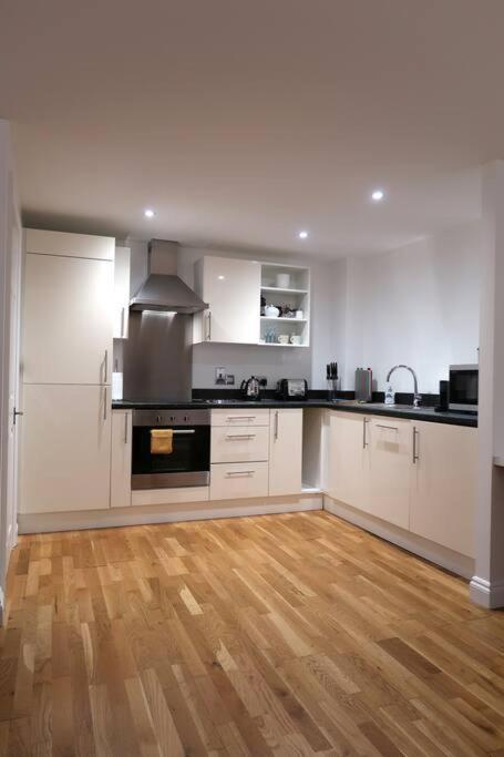 ***spotless, Bright 1 Double Bed Apartment*** * Bath