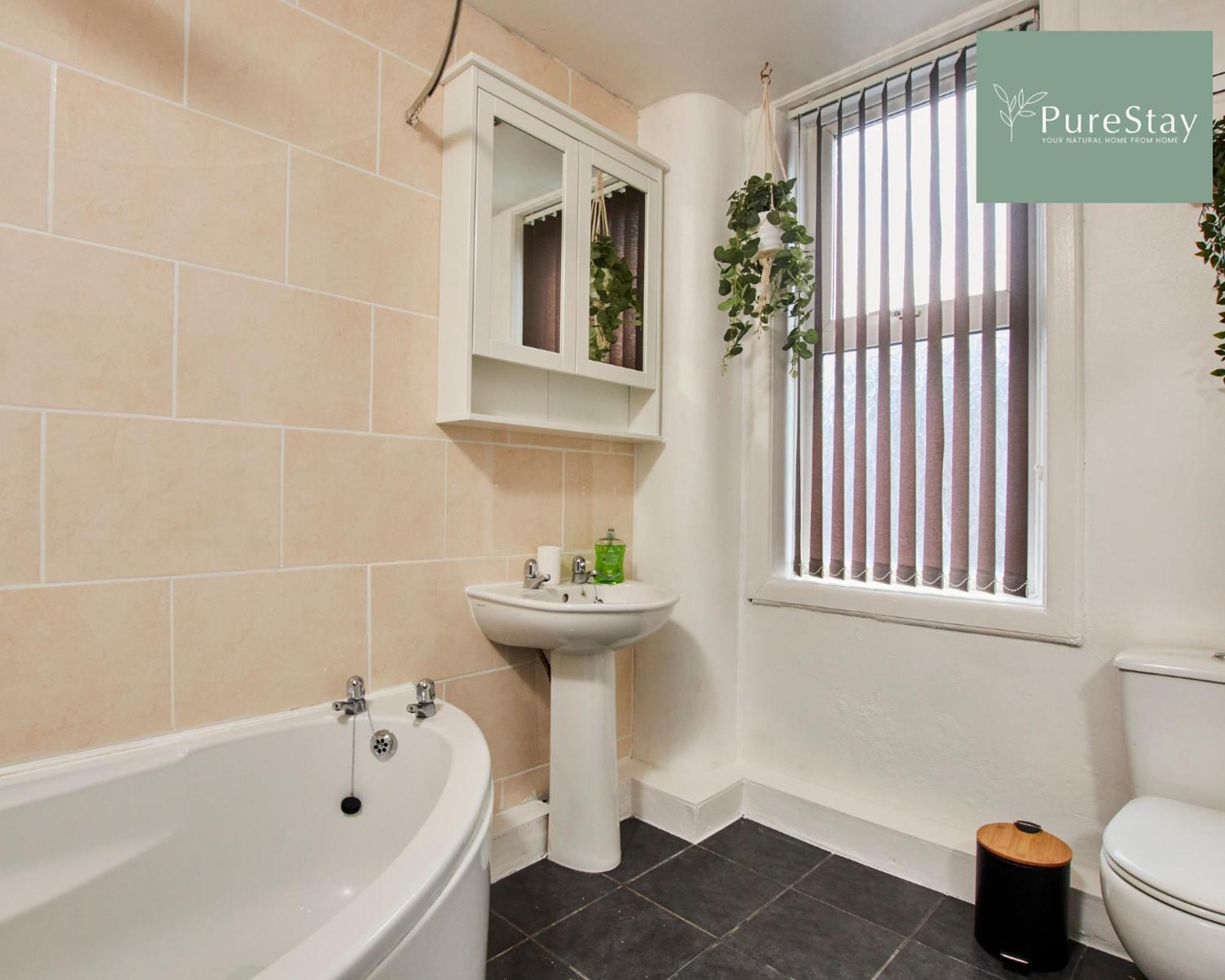 Holiday home Huge Four Bedroom Townhouse By Purestay Short Lets & Serviced *