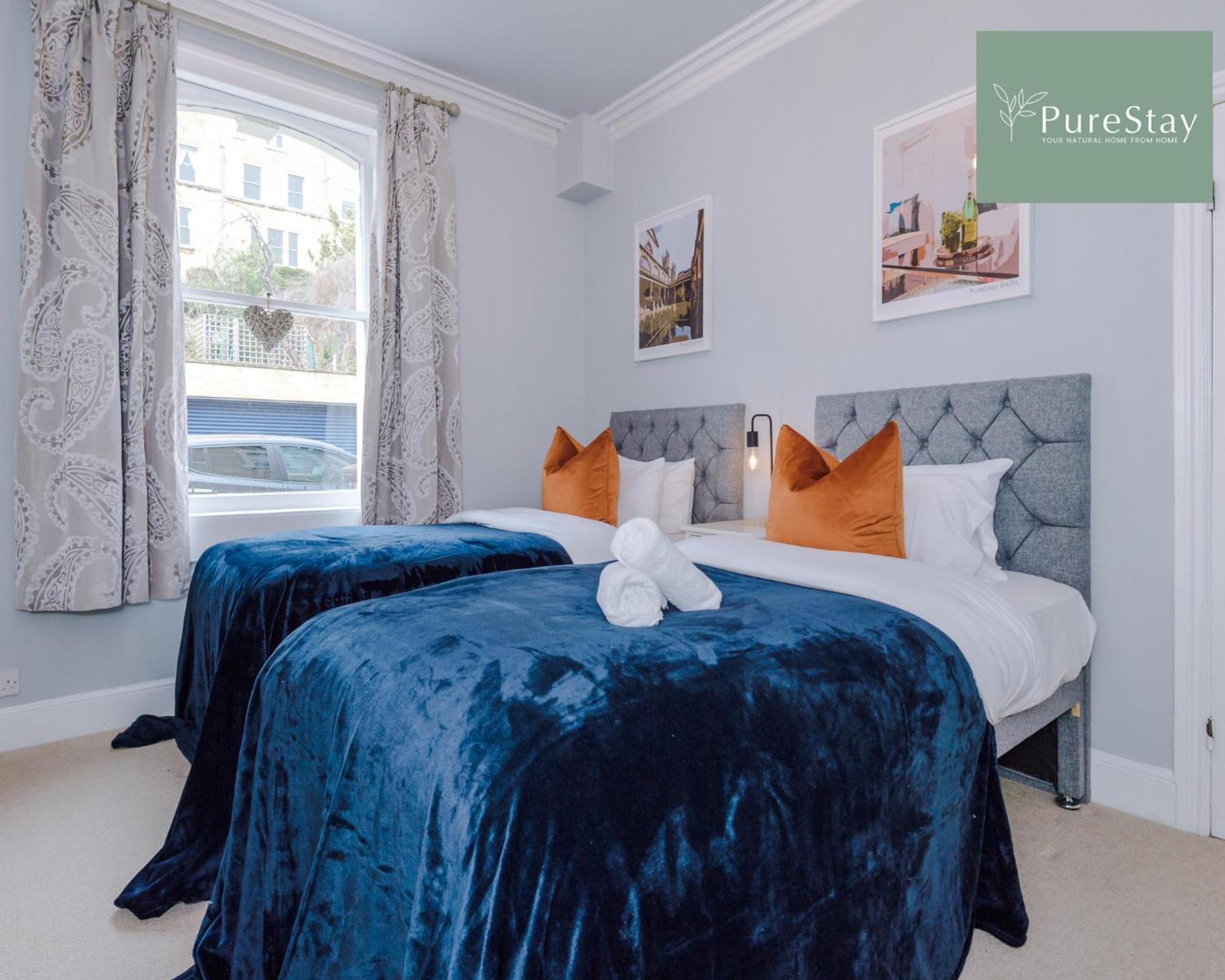 Huge Four Bedroom Townhouse By Purestay Short Lets & Serviced Holiday home