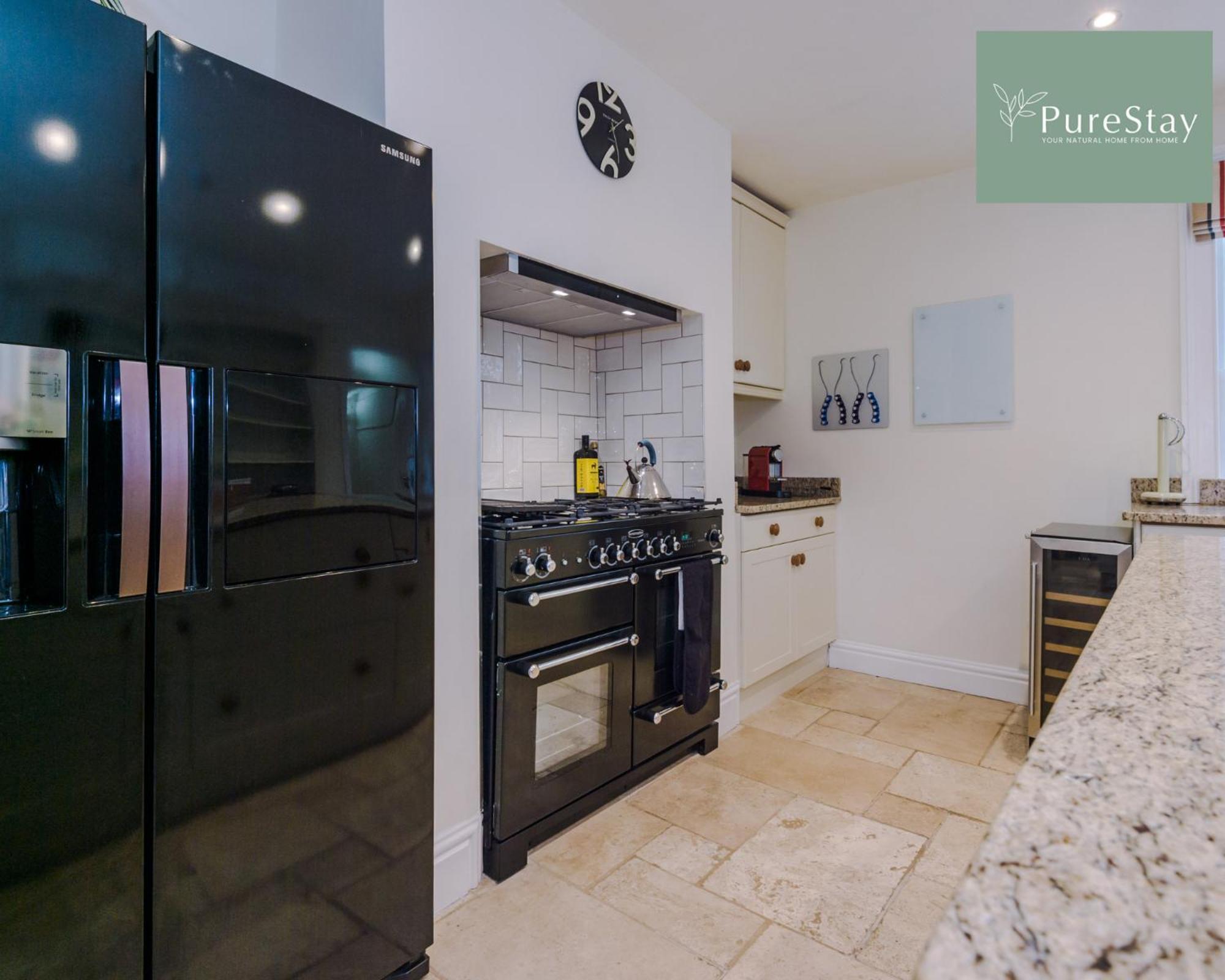 Huge Four Bedroom Townhouse By Purestay Short Lets & Serviced