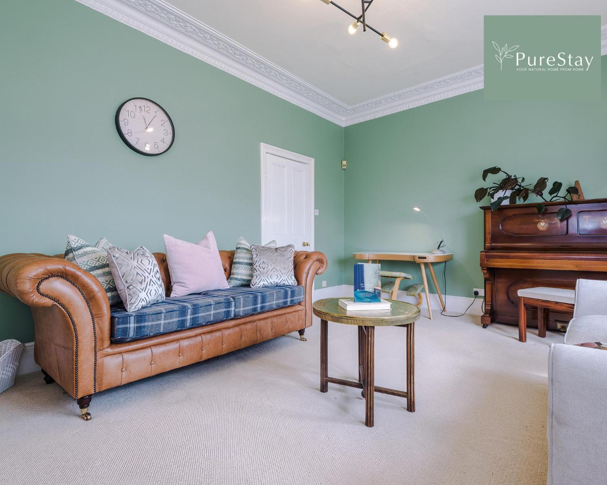 Huge Four Bedroom Townhouse By Purestay Short Lets & Serviced Holiday home *