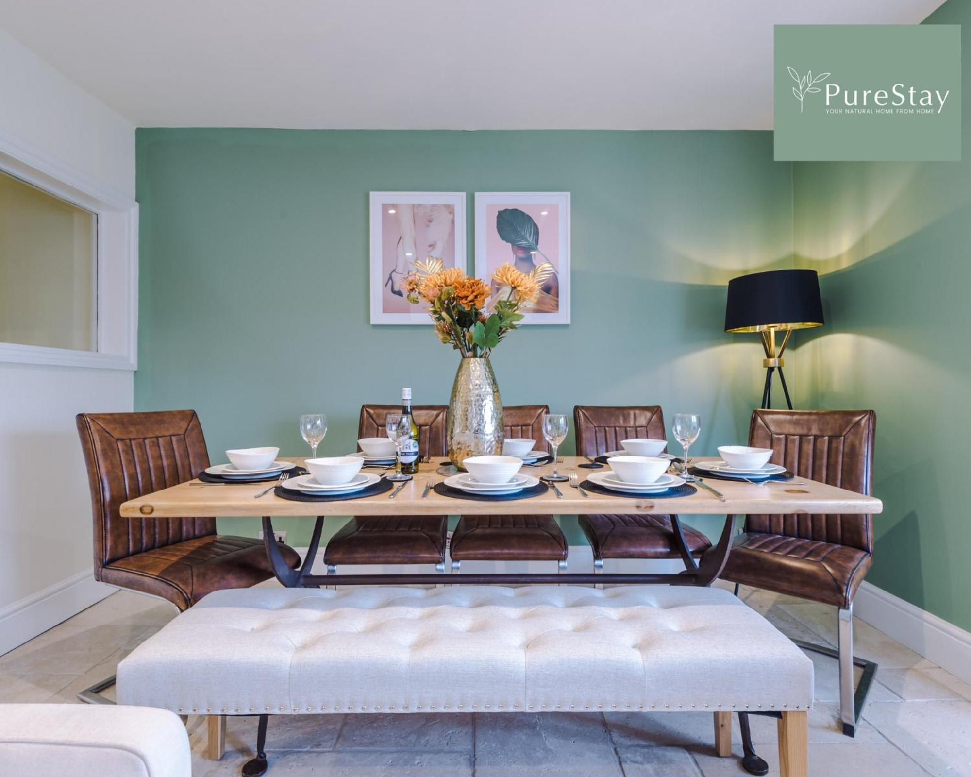 Huge Four Bedroom Townhouse By Purestay Short Lets & Serviced Holiday home Bath