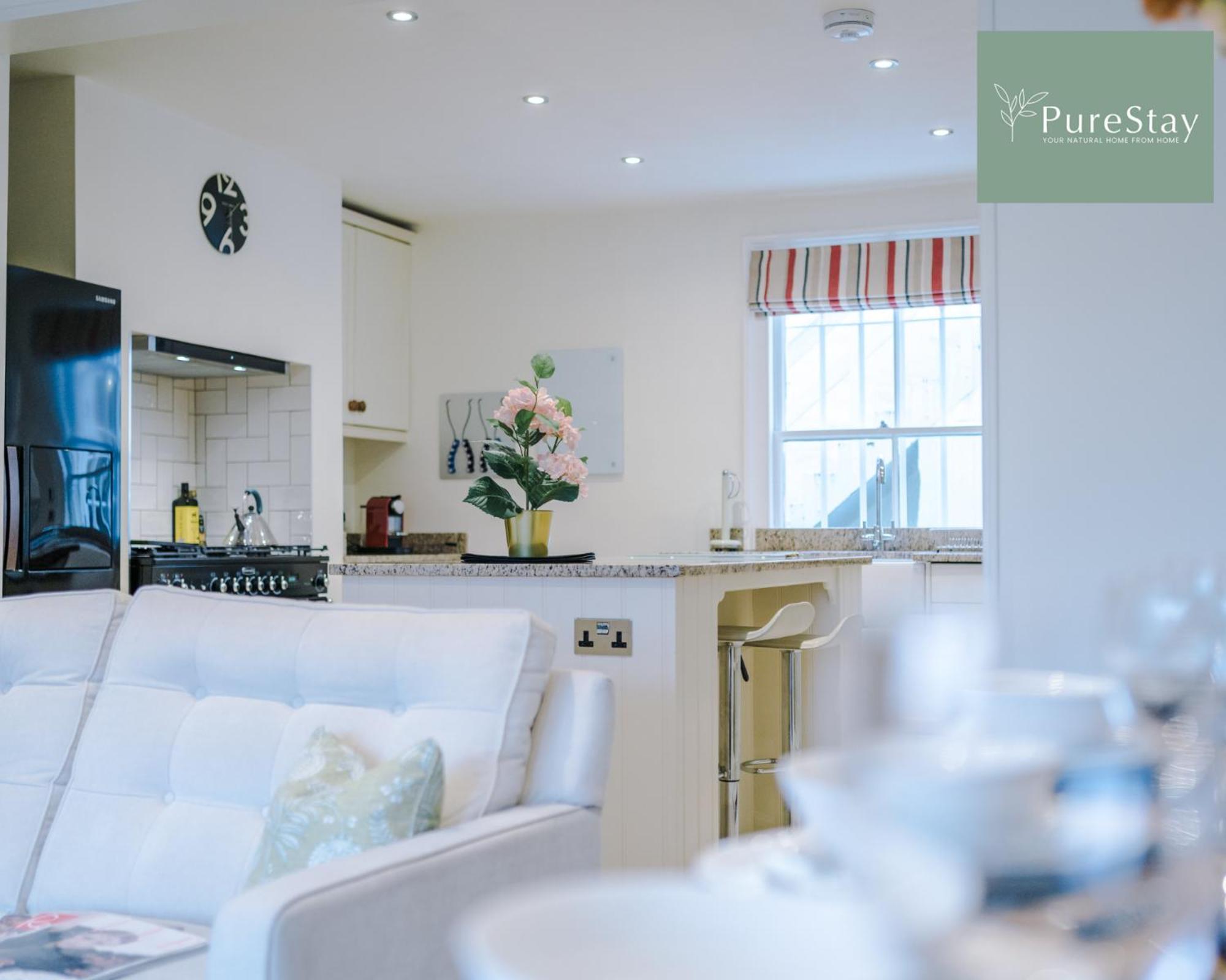 Huge Four Bedroom Townhouse By Purestay Short Lets & Serviced Holiday home