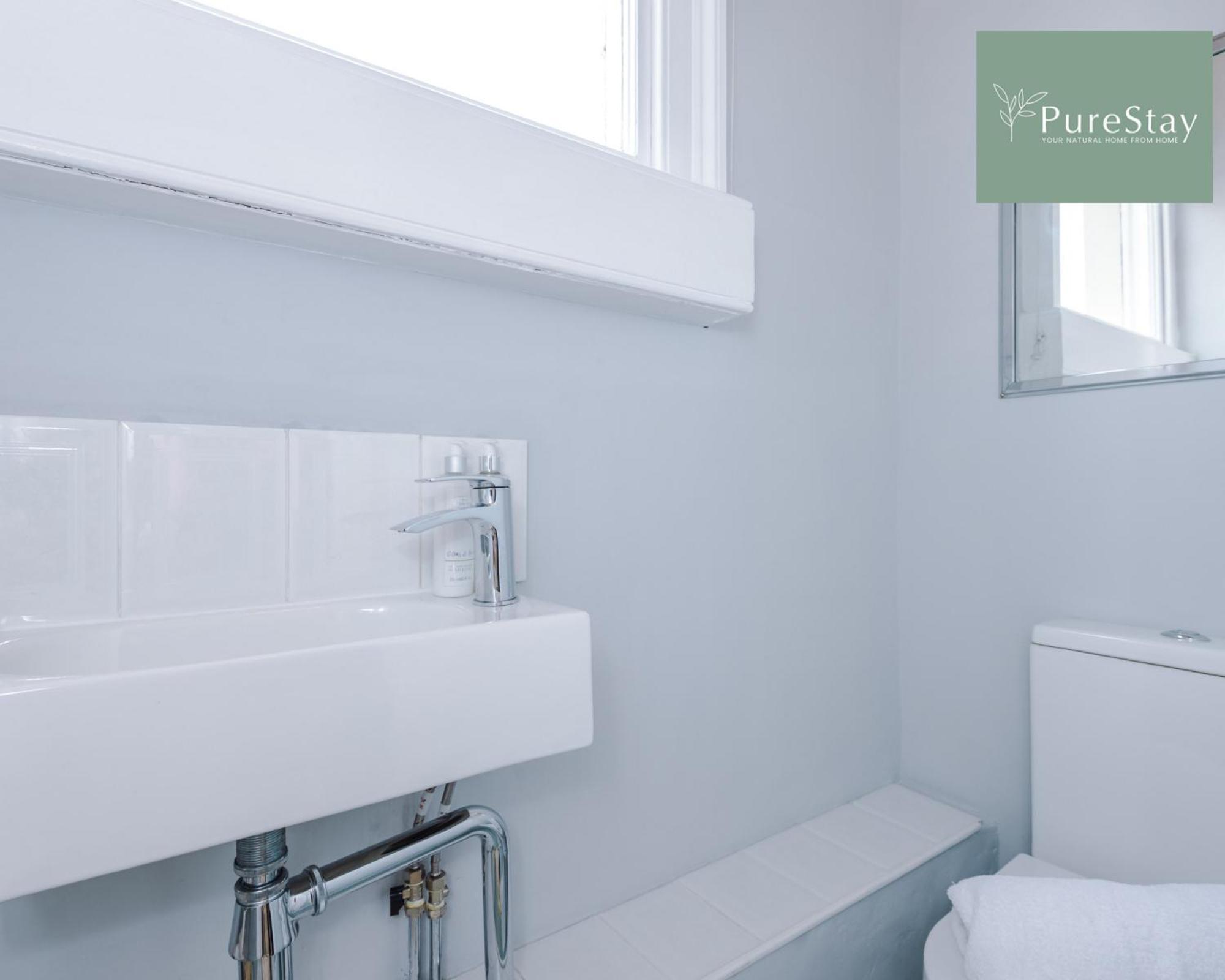 Huge Four Bedroom Townhouse By Purestay Short Lets & Serviced Bath