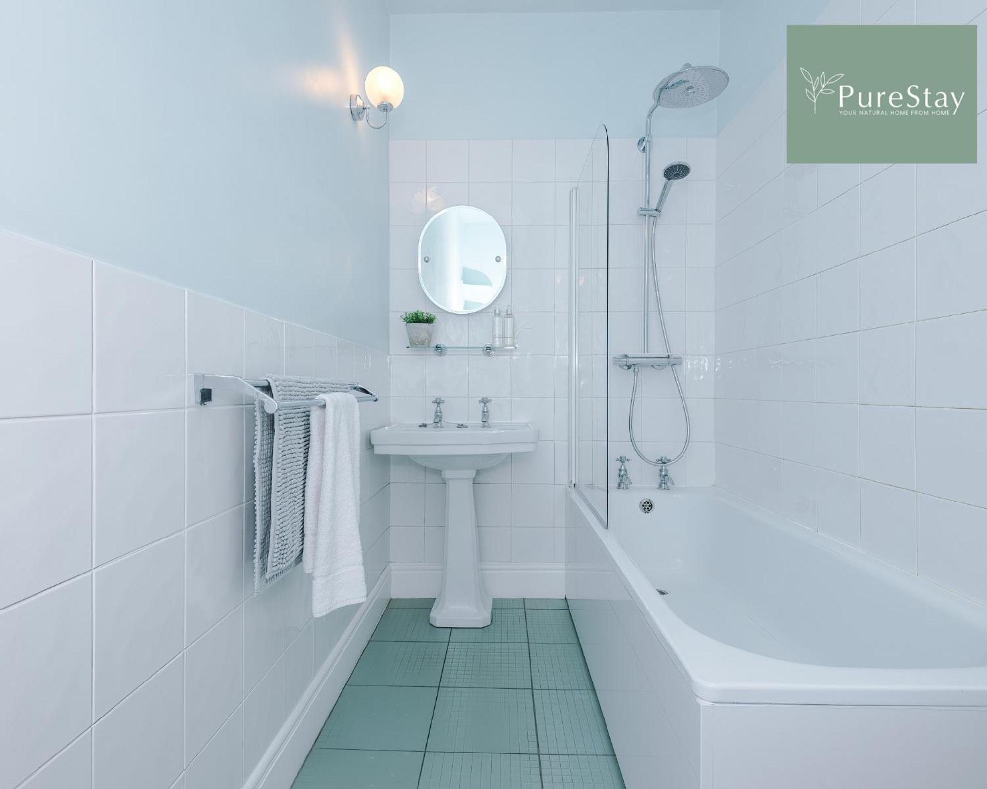 Huge Four Bedroom Townhouse By Purestay Short Lets & Serviced Holiday home *