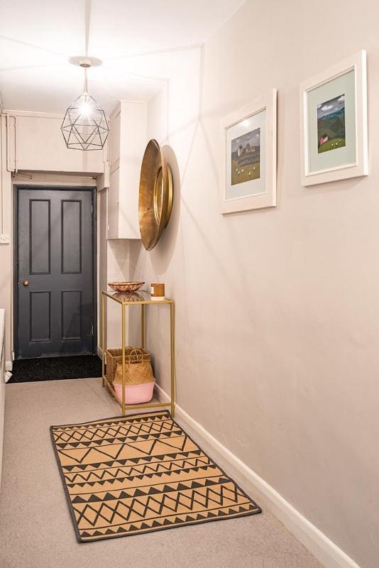 Stunning Basement Flat In Central Location *