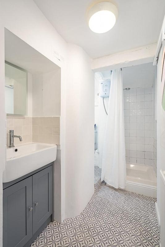 Stunning Basement Flat In Central Location *