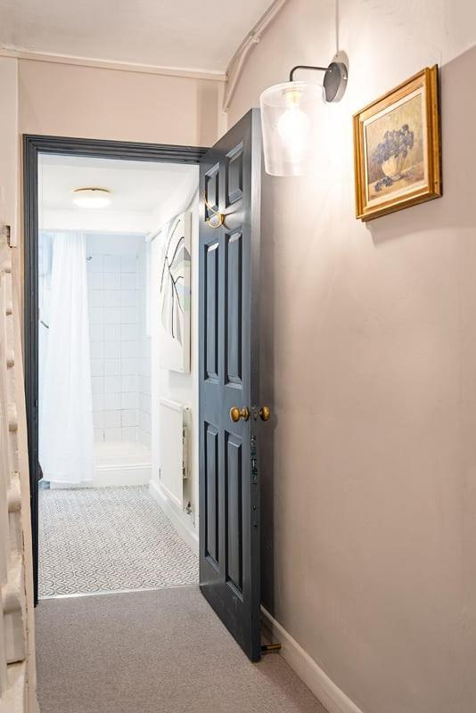 Stunning Basement Flat In Central Location